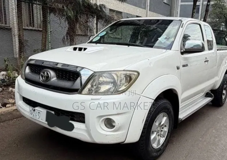 Toyota Hilux 2010 White