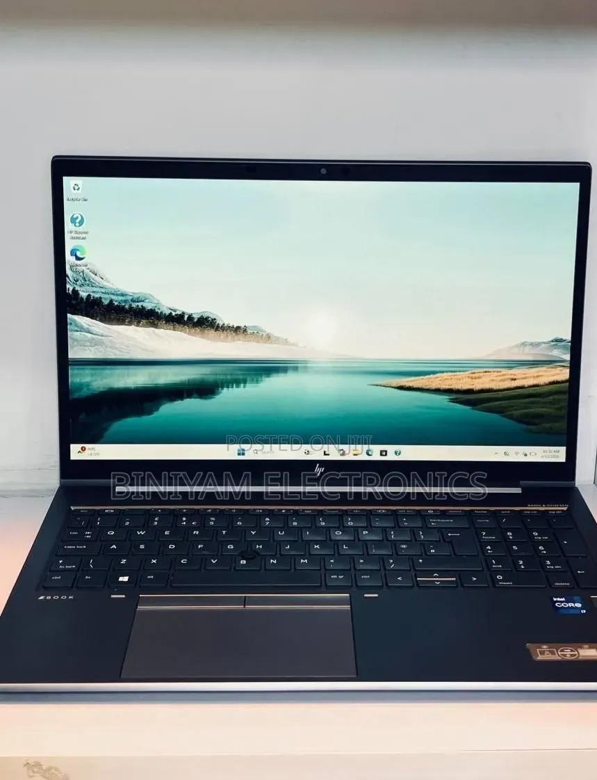 New Laptop HP ZBook Firefly G8 32GB Intel Core i7 SSD 512GB