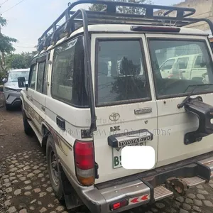 Toyota Land Cruiser 2010 Off white
