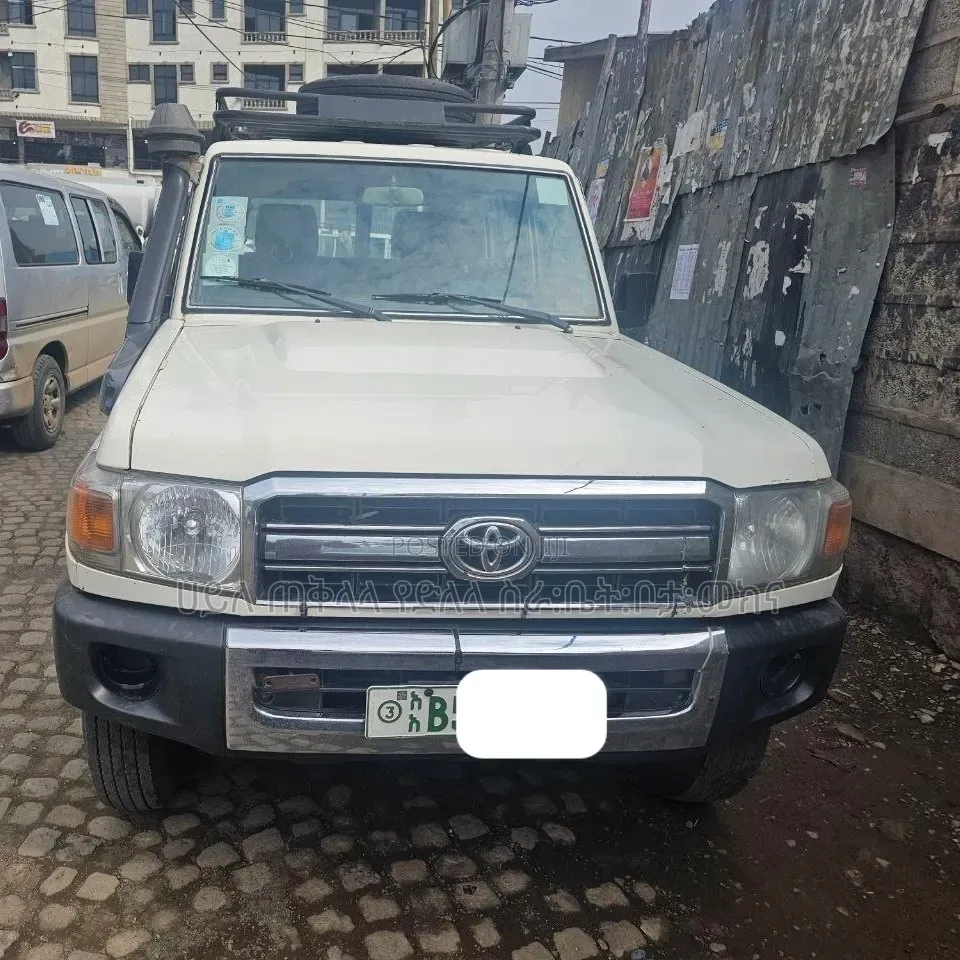 Toyota Land Cruiser 2010 Off white