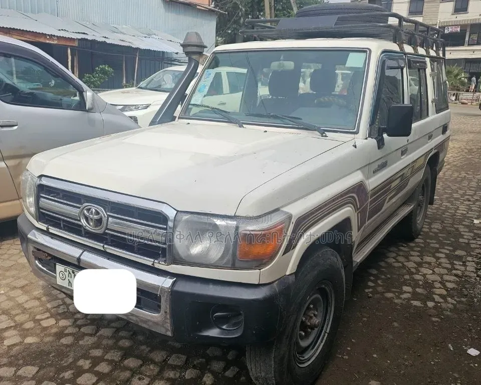Toyota Land Cruiser 2010 Off white