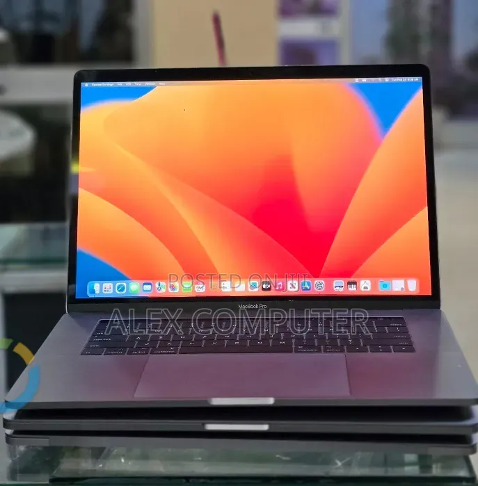 New Laptop Apple MacBook Pro 2017 16GB Intel Core i7 SSD 512GB