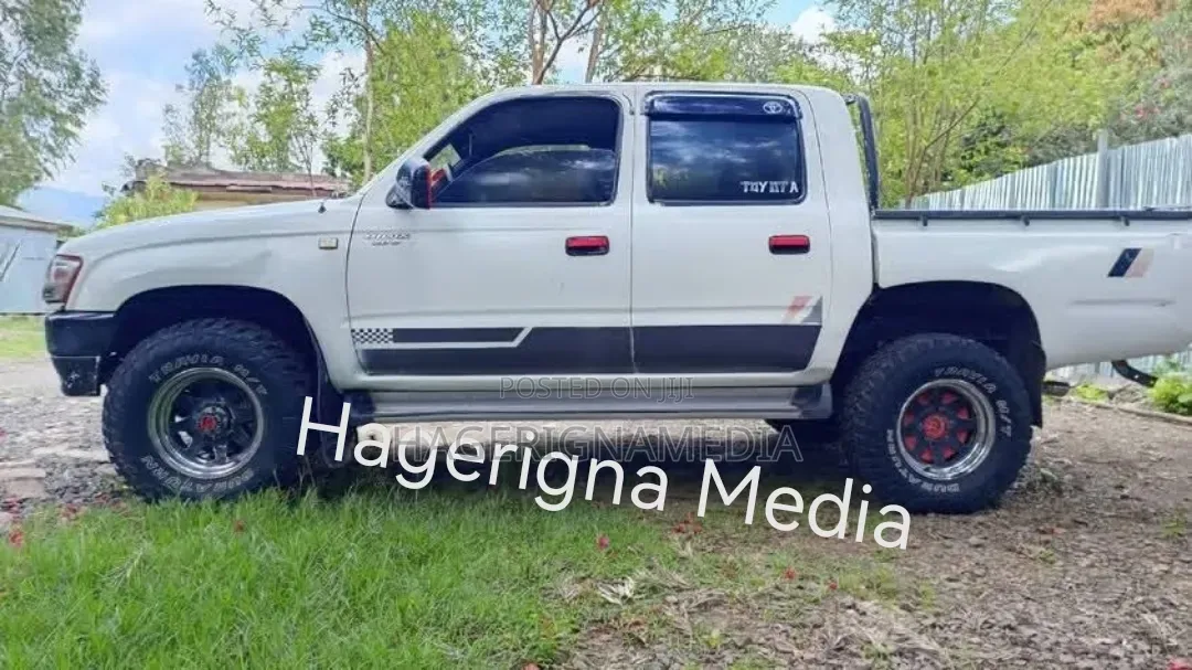 Toyota Hilux 2001 White