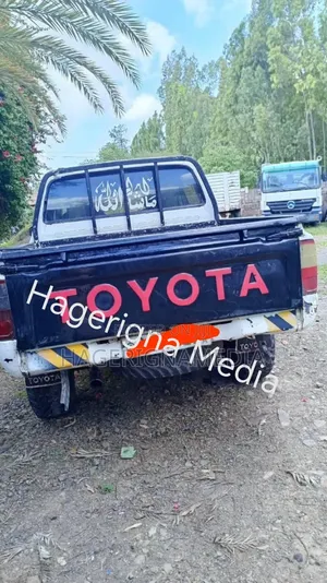 Toyota Hilux 2001 White