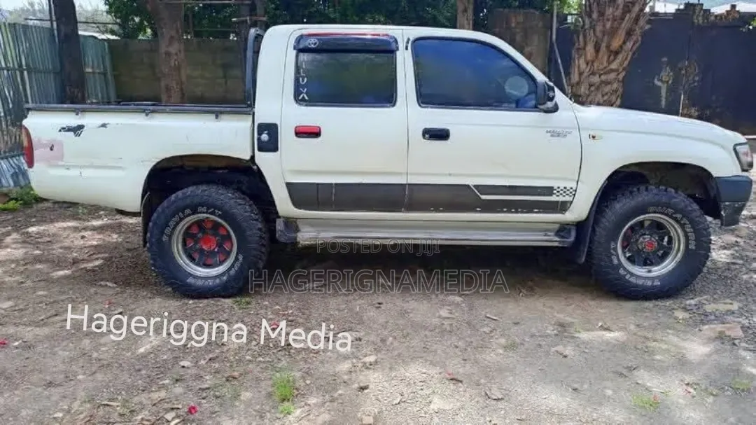Toyota Hilux 2001 White