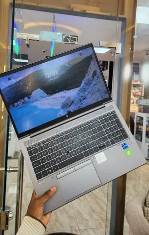 New Laptop HP ZBook Firefly G8 16GB Intel Core i7 SSD 512GB