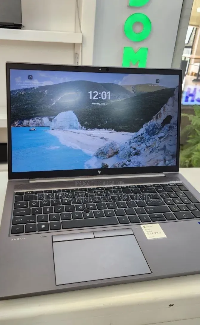New Laptop HP ZBook Firefly G8 16GB Intel Core i7 SSD 512GB