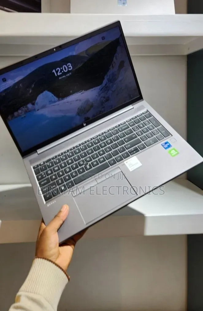 New Laptop HP ZBook Firefly G8 16GB Intel Core i7 SSD 512GB