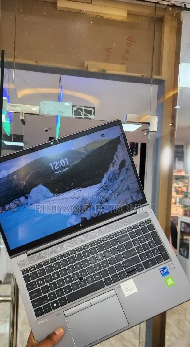 New Laptop HP ZBook Firefly G8 16GB Intel Core i7 SSD 512GB