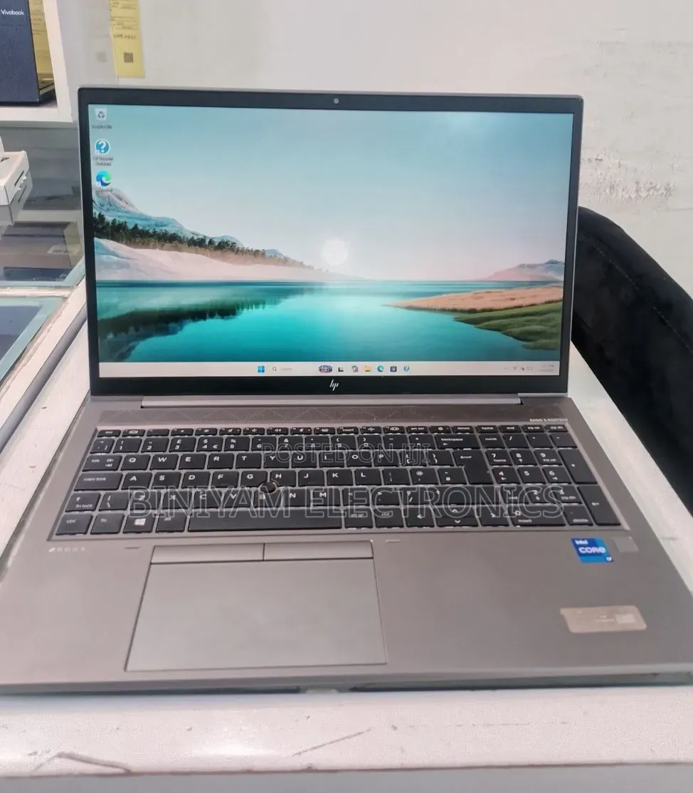 New Laptop HP ZBook Firefly G8 32GB Intel Core i7 SSD 512GB