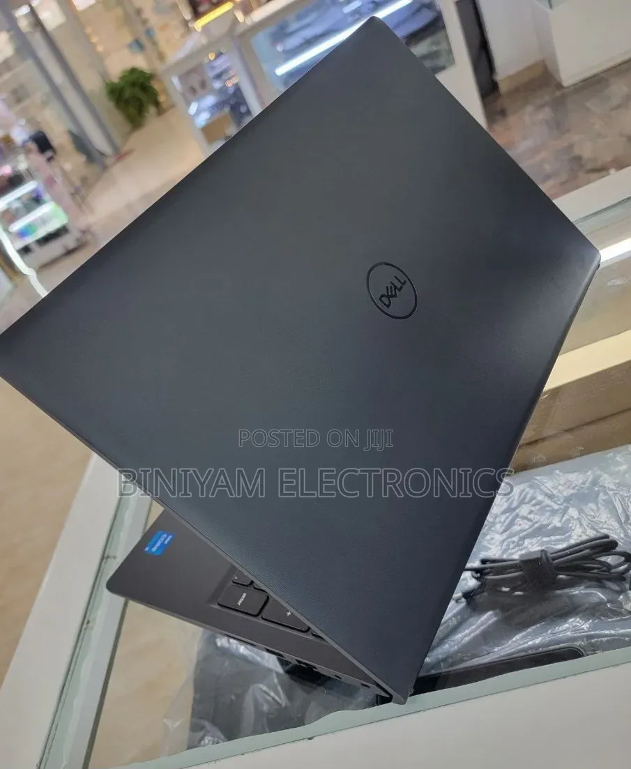 New Laptop Dell Vostro 15 3000 16GB Intel Core i5 SSD 512GB