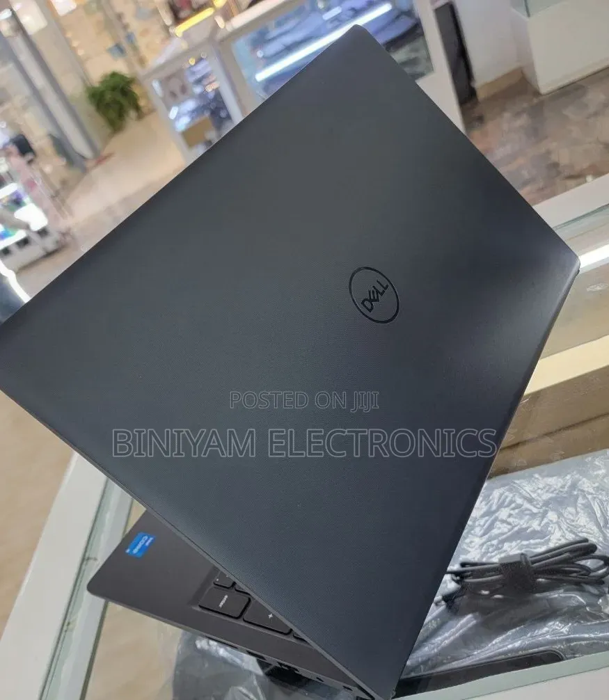 New Laptop Dell Vostro 15 3000 16GB Intel Core i5 SSD 512GB