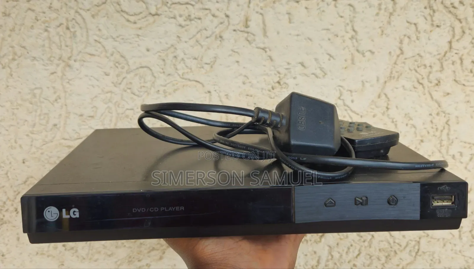 Compact LG DVD Player Dp122