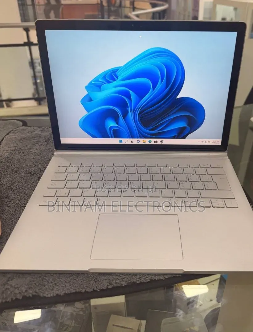New Laptop Microsoft Surface 8GB Intel Core i5 SSD 128GB