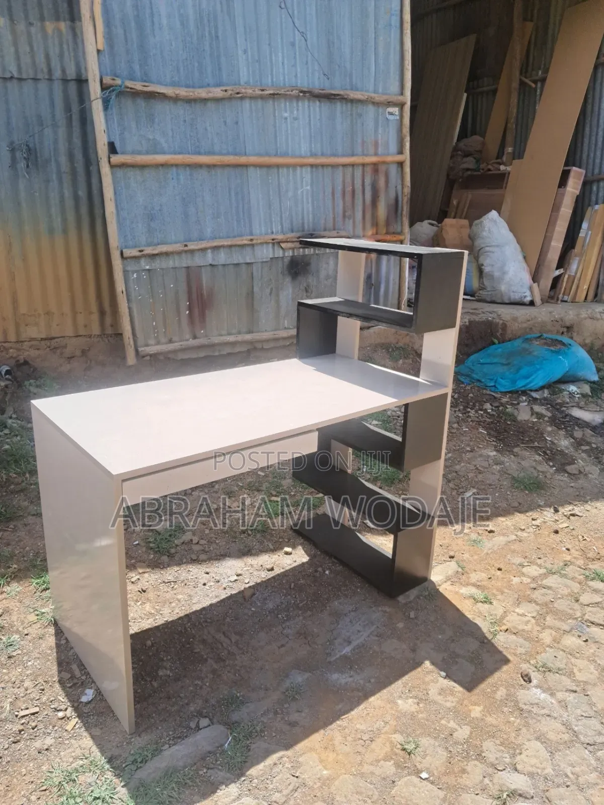 ዘመናዊ Study Table