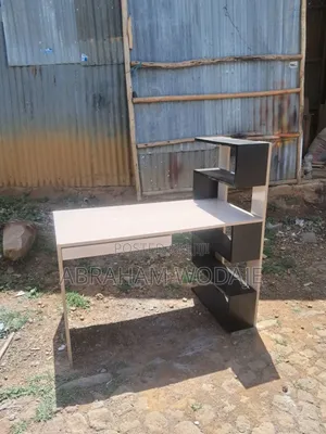 ዘመናዊ Study Table