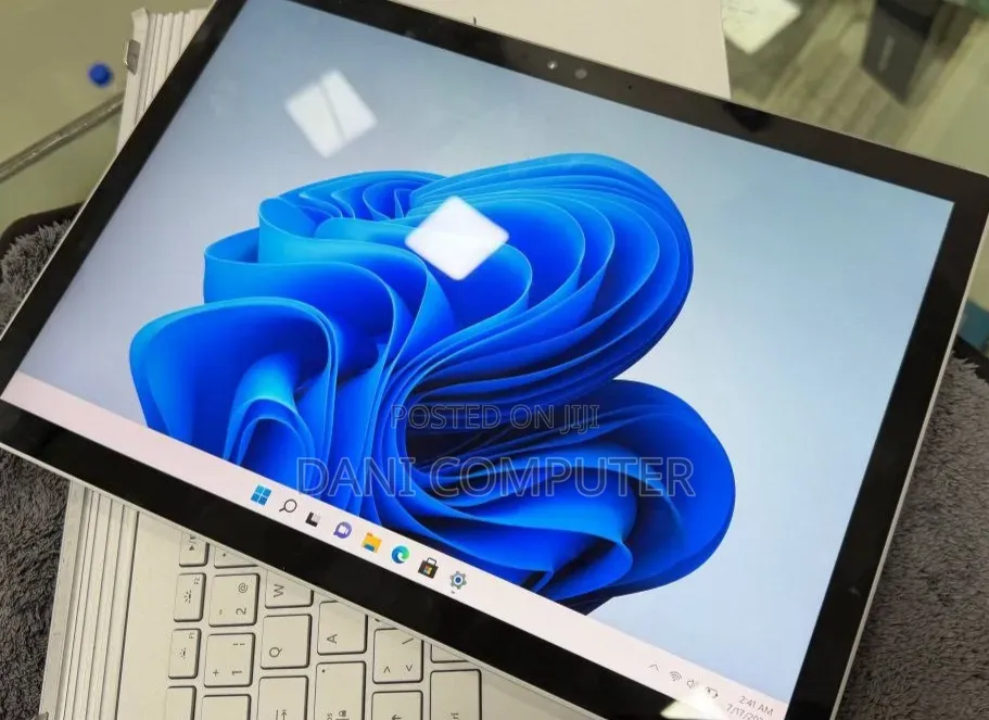 New Laptop Microsoft Surface 8GB Intel Core i5 SSD 128GB