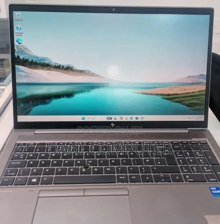 New Laptop HP ZBook Firefly G8 32GB Intel Core i7 SSD 512GB