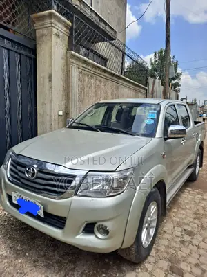 Toyota Hilux 2.5 D-4D 4X4 SRX 2012 Silver