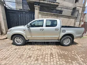 Toyota Hilux 2.5 D-4D 4X4 SRX 2012 Silver