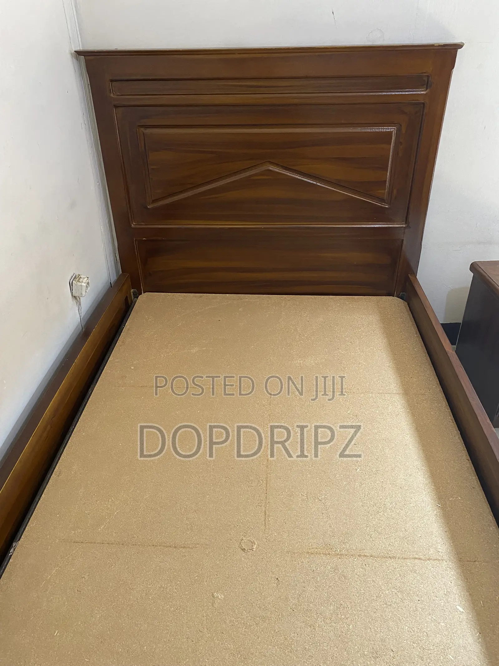 ባለ 1.20 ሜትር Bed የእንጨት አልጋ ከነ ኮመዲኖ