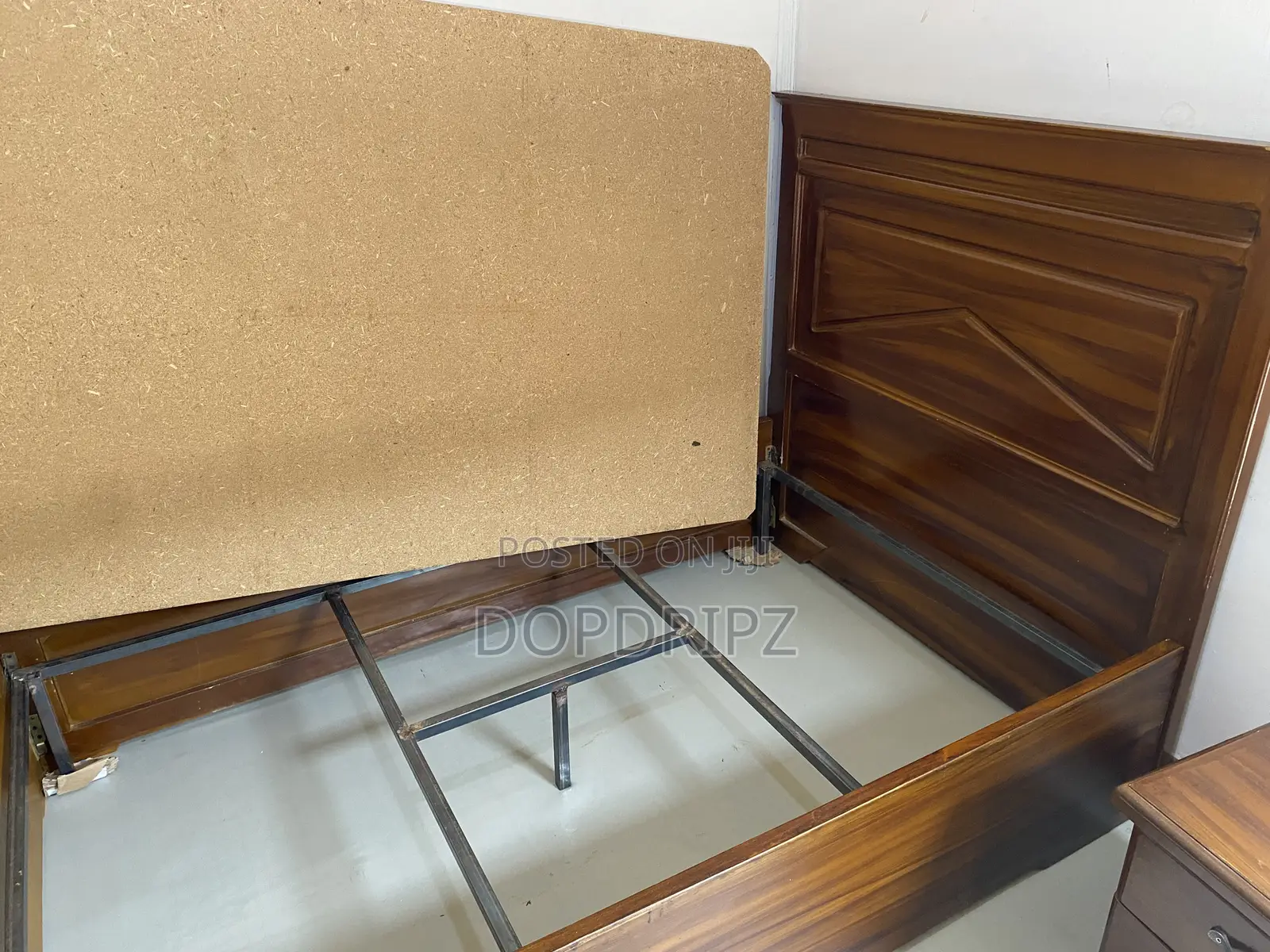 ባለ 1.20 ሜትር Bed የእንጨት አልጋ ከነ ኮመዲኖ