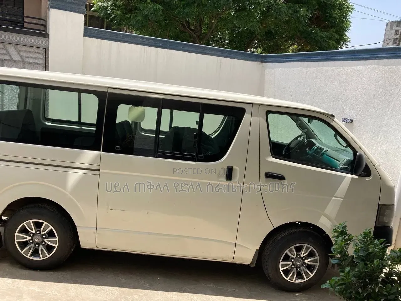 Toyota HiAce 2011 White