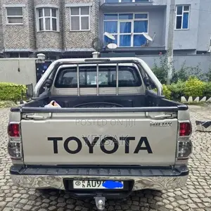 Toyota Hilux 2014 Gold