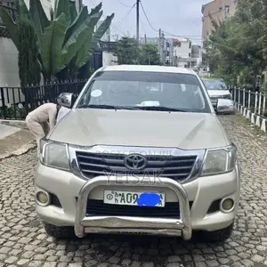 Toyota Hilux 2014 Gold