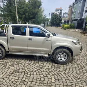 Toyota Hilux 2014 Gold