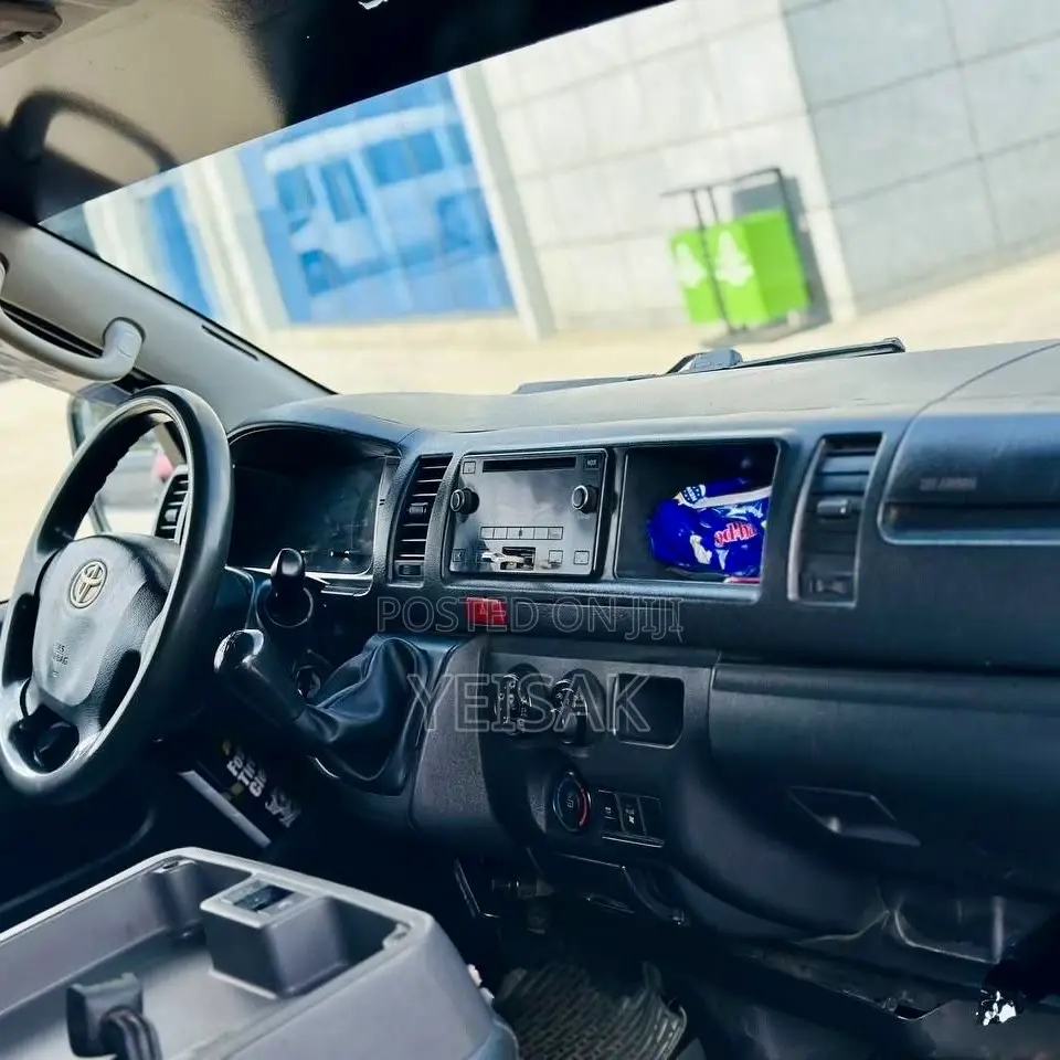 Toyota HiAce 2015 White