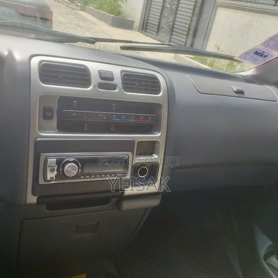 Toyota HiAce 2011 White
