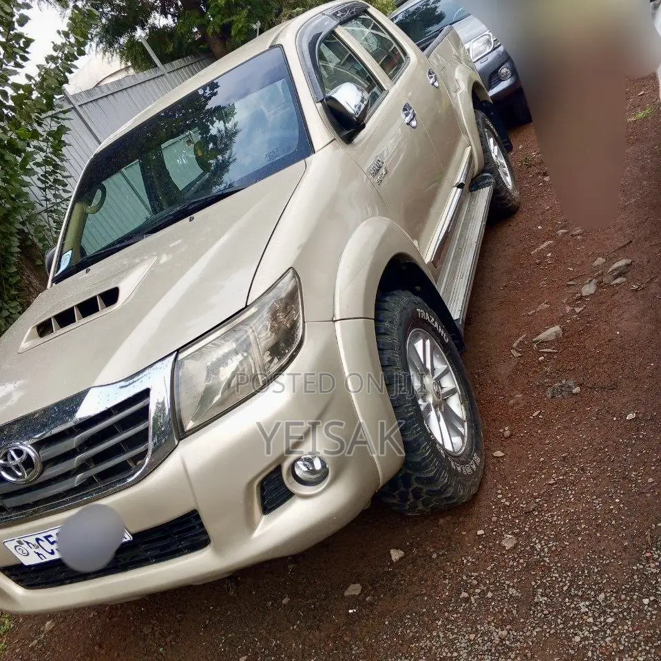 Toyota Hilux 2013 Gold