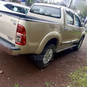 Toyota Hilux 2013 Gold