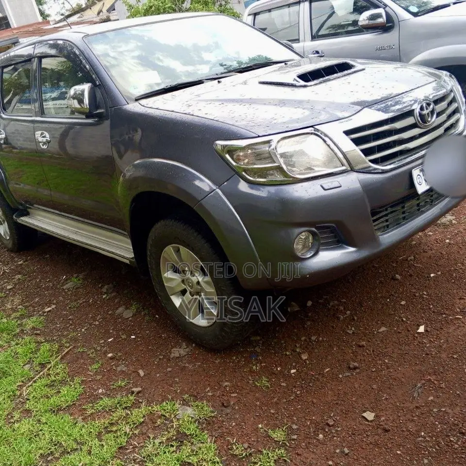Toyota Hilux 2013 Gray