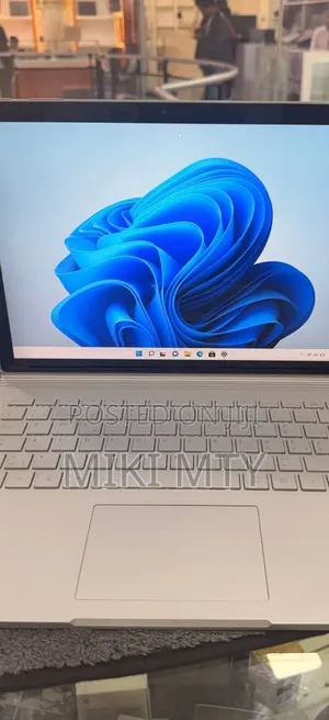 New Laptop Microsoft Surface 8GB Intel Core i5 SSHD (Hybrid) 128GB