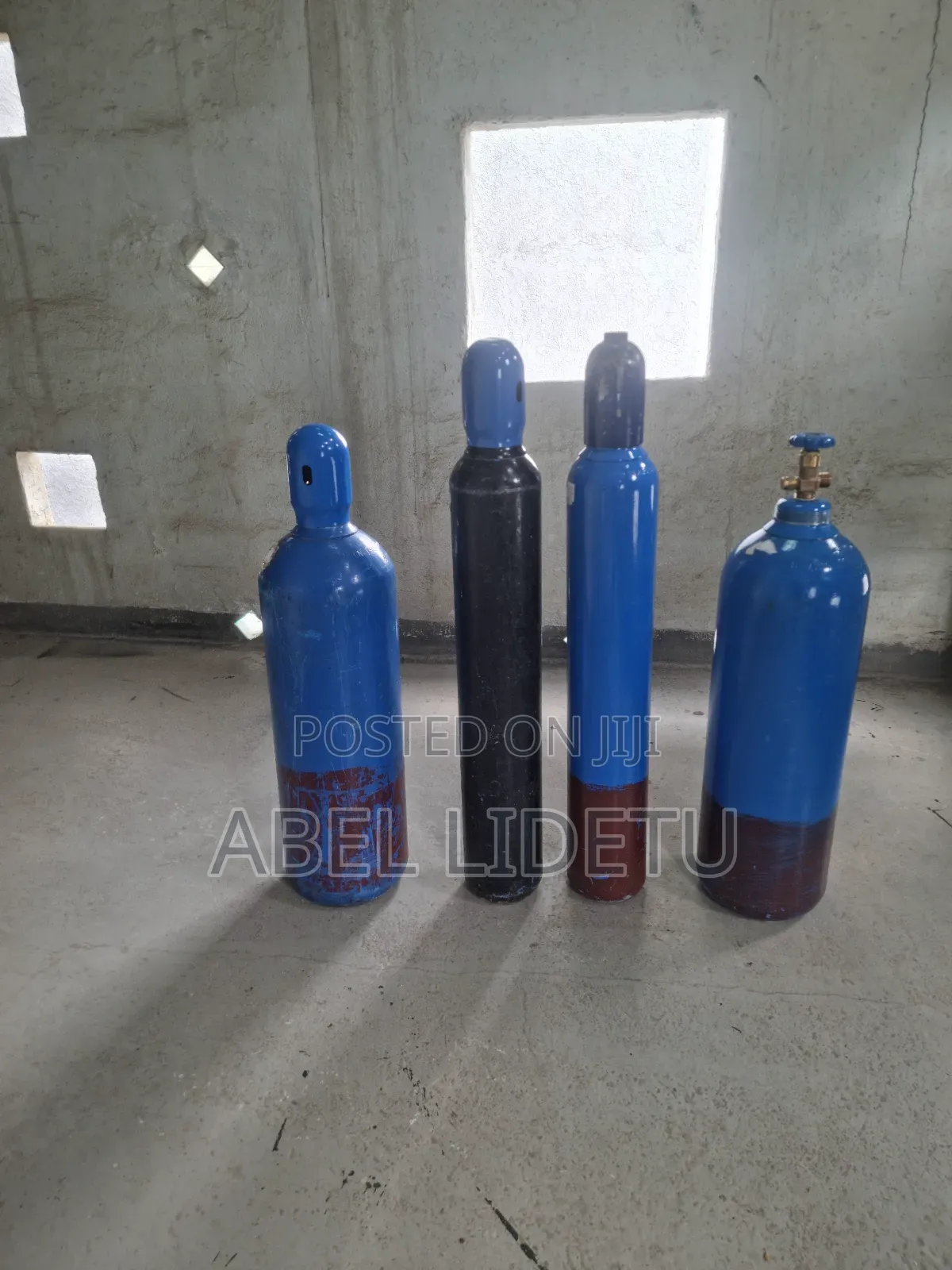 Portable Oxygen Cylinder Designed for Easy Transportation