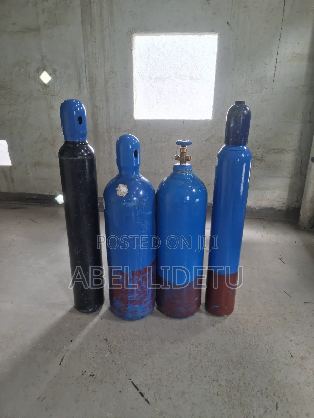 Oxygen Cylinder Commonly Used in Hospitals and Industrial Applications