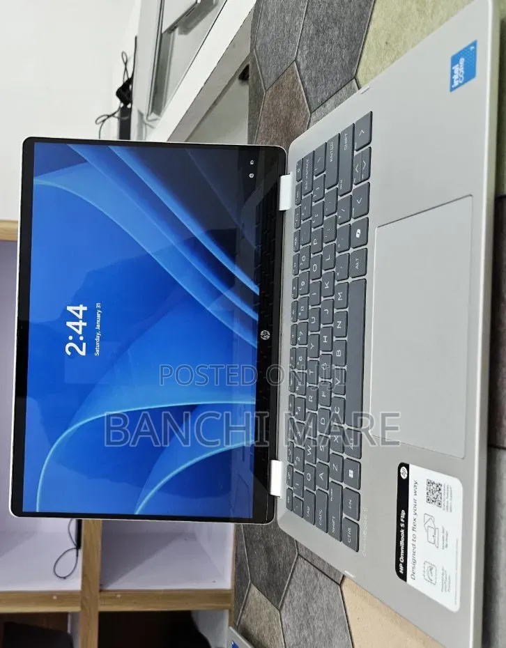 New Laptop HP OmniBook 5 Flip 16GB Intel Core 7 SSD 512GB