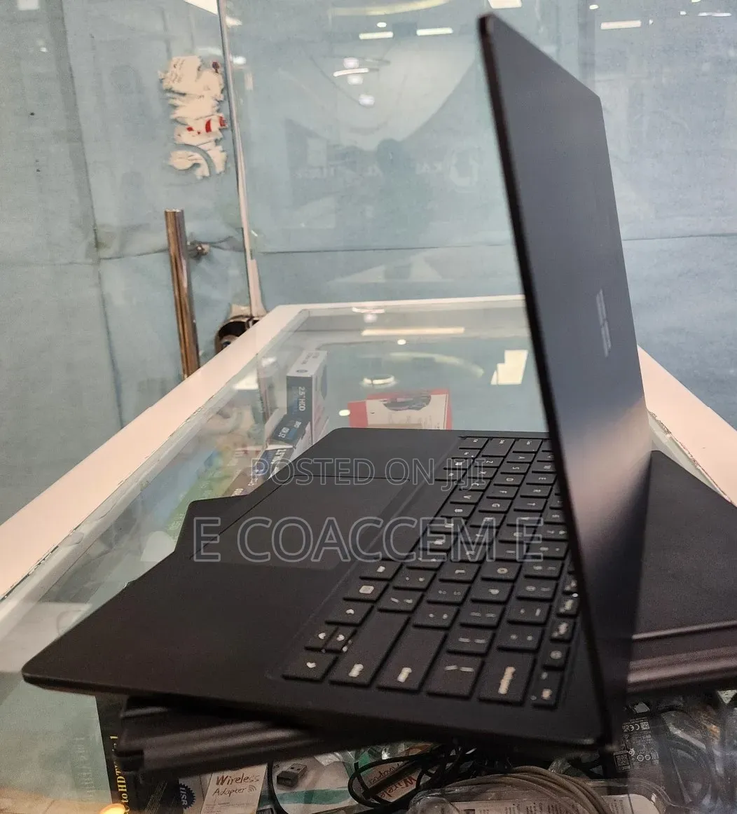 New Laptop Microsoft Surface 8GB Intel Core i5 SSD 256GB