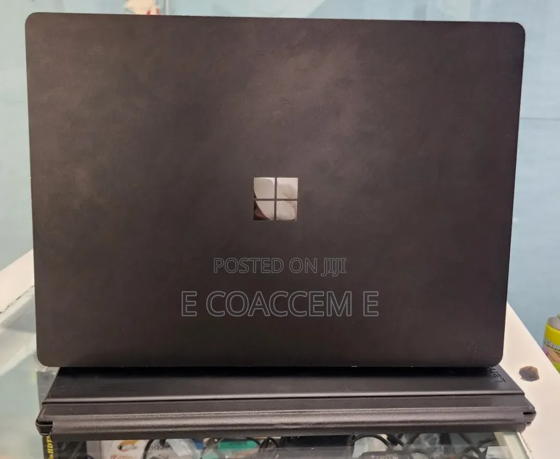 New Laptop Microsoft Surface 8GB Intel Core i5 SSD 256GB