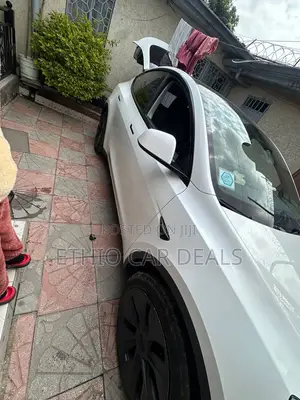 Tesla Model Y 2024 Silver