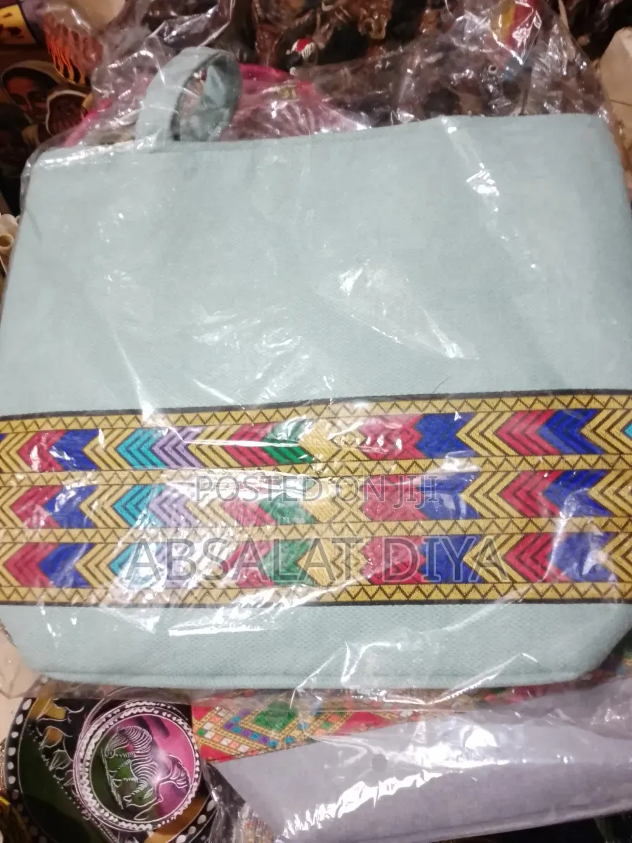 ባህላዊ የሴቶች የእጅ ቦርሳ