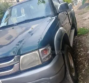 Toyota Hilux 2004 Green