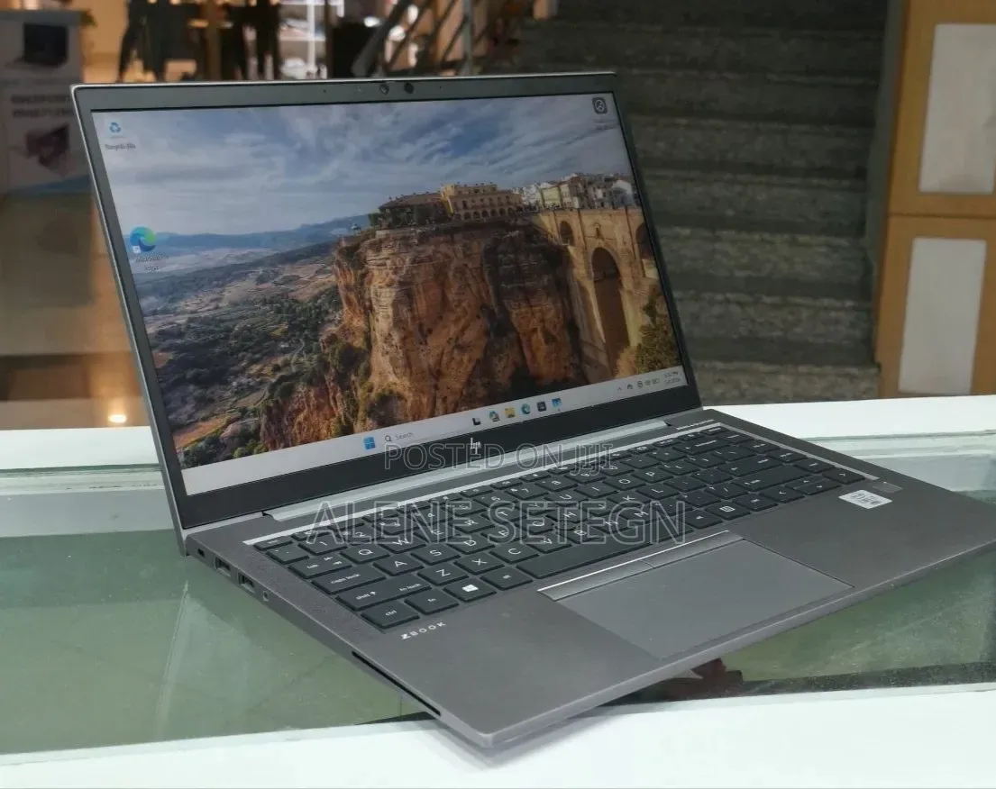 New Laptop HP ZBook Firefly 14 G7 16GB Intel Core i7 SSD 512GB