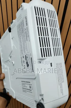 EPSON Projector Model Name: EB-S31 Has : Bag Remote