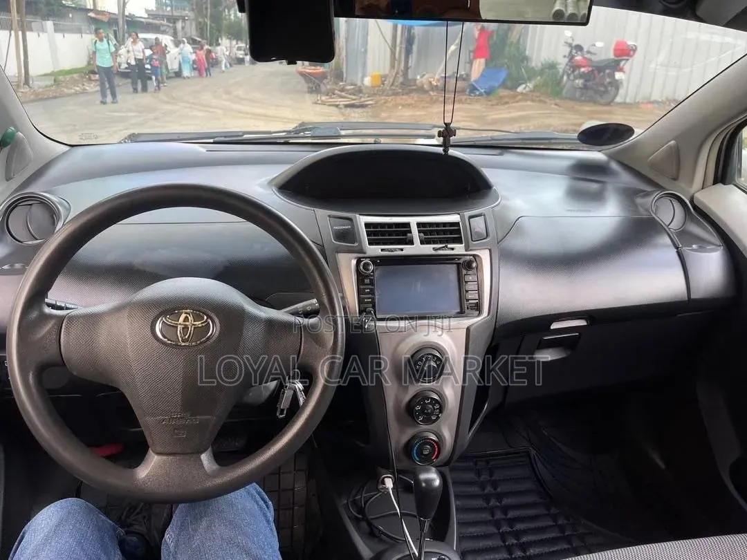 Toyota Yaris 2010 Gray
