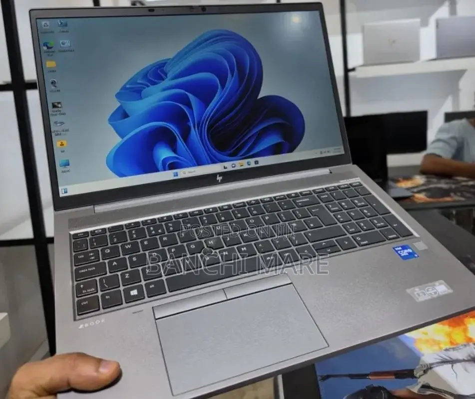 New Laptop HP ZBook Firefly G8 16GB Intel Core i7 SSD 512GB