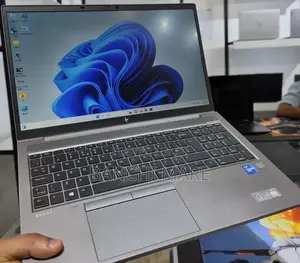 New Laptop HP ZBook Firefly G8 16GB Intel Core i7 SSD 512GB