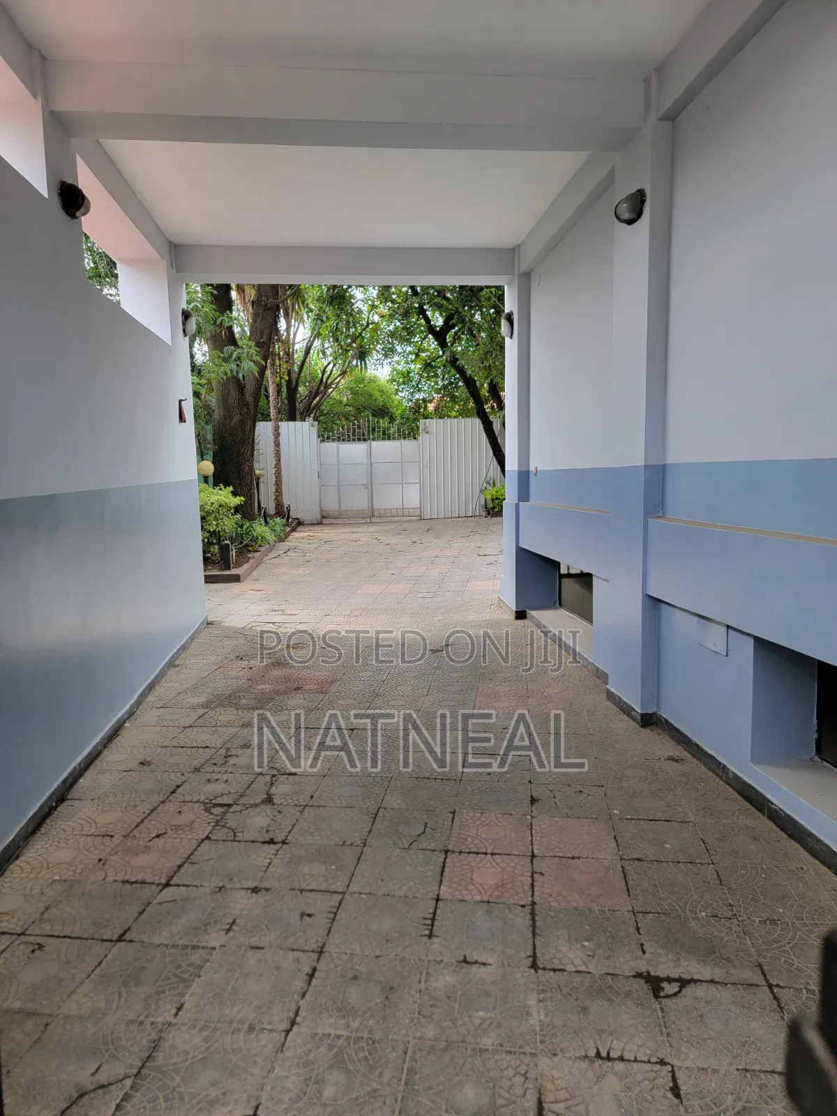20bdrm Townhouse / Terrace in Kirkos for rent